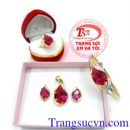 Bộ trang sức vàng tây mệnh Hỏa là món quà tặng tuyệt vời cho người yêu thương những dịp ý nghĩa