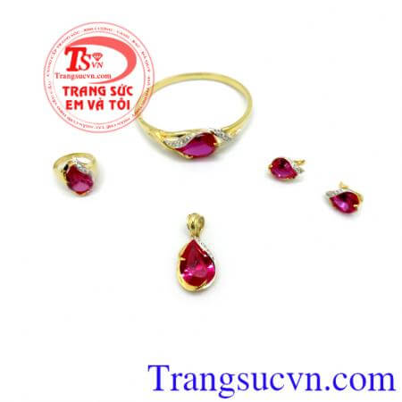 Bộ trang sức vàng tây mệnh Hỏa được phái đẹp đặc biệt ưa chuộng bởi thiết kế tinh xảo, sắc nét, đeo hợp thời trang và sang trọng