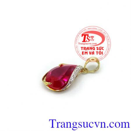 Mặt vàng giọt nước hồng phù hợp mọi lứa tuổi, hợp thời trang và sang trọng quý phái dễ kết hợp với trang phục