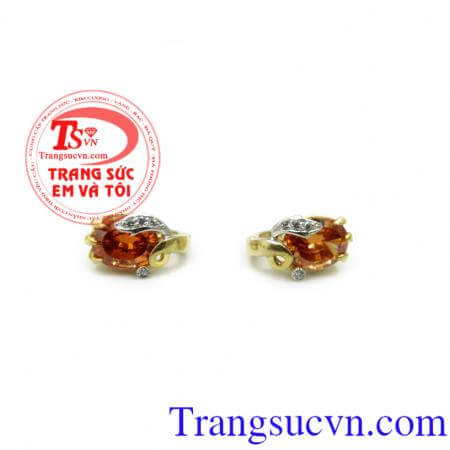 Bông tai mệnh Kim đeo hợp phong thủy, mang lại vẻ trẻ trung, hiện đại cho phái đẹp.