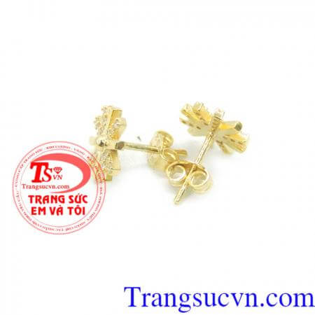 Hoa tai hậu duệ mặt trời dễ kết hợp với nhiều kiểu quần áo.