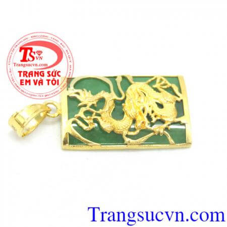 Mặt ngọc cẩm thạch bọc vàng đẹp mang lại sự sang trọng, quyền quý cho người đeo.