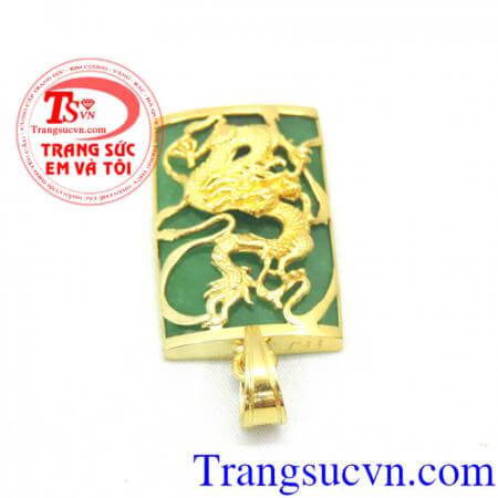 Mặt ngọc cẩm thạch bọc vàng đẹp kết hợp với dây chuyền vàng đeo nam tính.