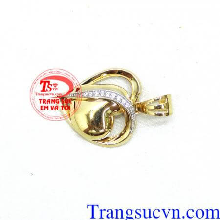 Sản phẩm mặt dây chuyền nữ phù hợp mọi lứa tuổi, hợp thời trang và sang trọng quý phái dễ kết hợp với trang phục. Mặt dây vàng tây nữ trái tim đẹp