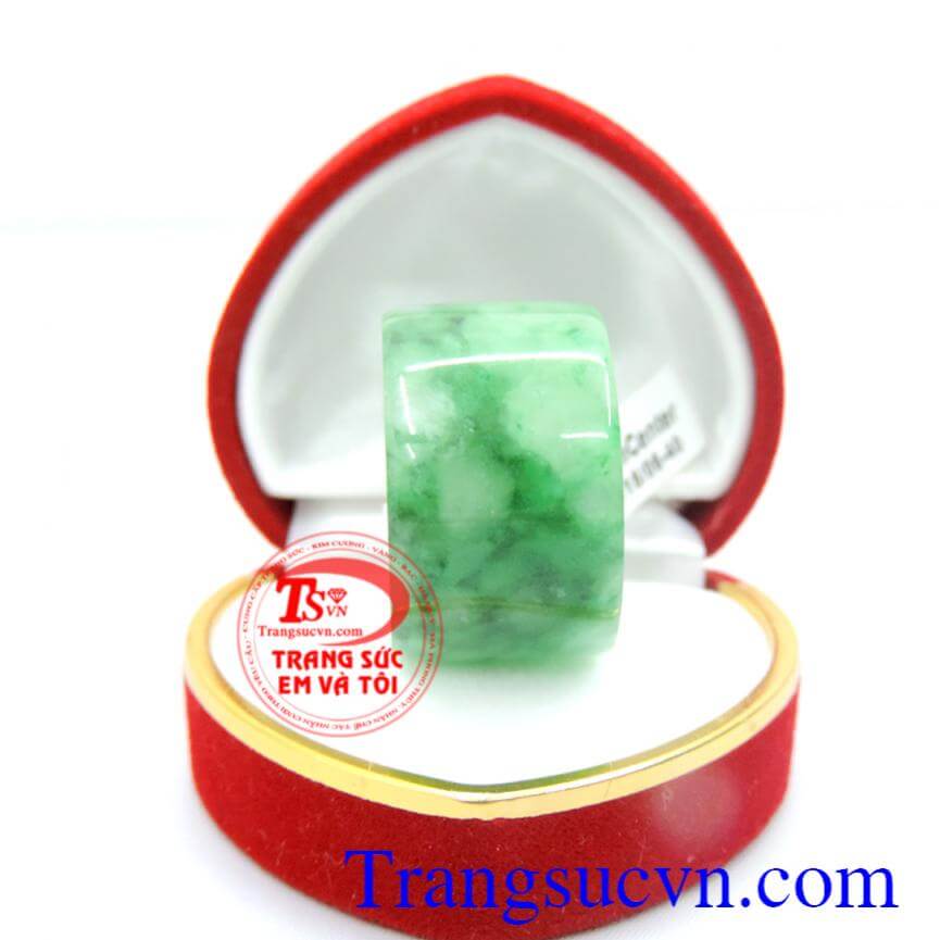 Nhẫn ngọc lục đeo nhẫn