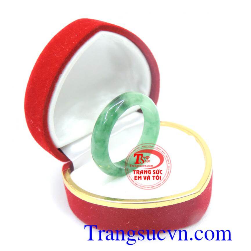 Nhẫn ngọc cẩm thạch sáng bóng