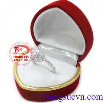 Nhẫn nữ vàng trắng kim cương nhân tạo đeo hợp thời trang.