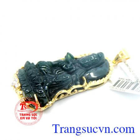 Phật bà quan âm bọc vàng kết hợp với dây chuyền vàng đeo hợp thời trang.