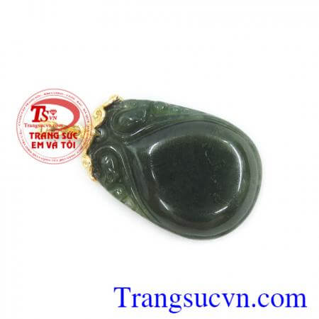 Mặt dây ngọc cẩm thạch bọc vàng hình bình mang lại may mắn và bình an cho người đeo.