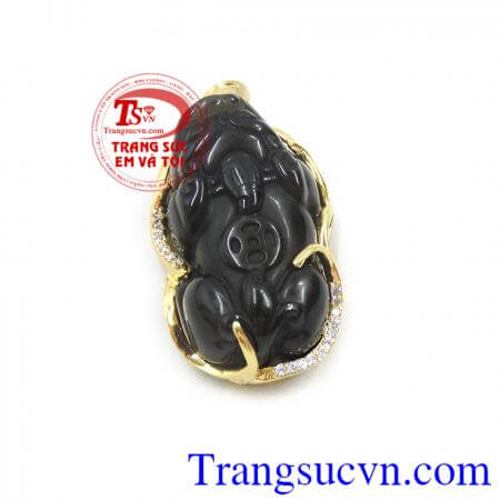 Mặt dây tỳ hưu đá obsidian bọc vàng mang lại nhiều may mắn và tài lộc cho người đeo.