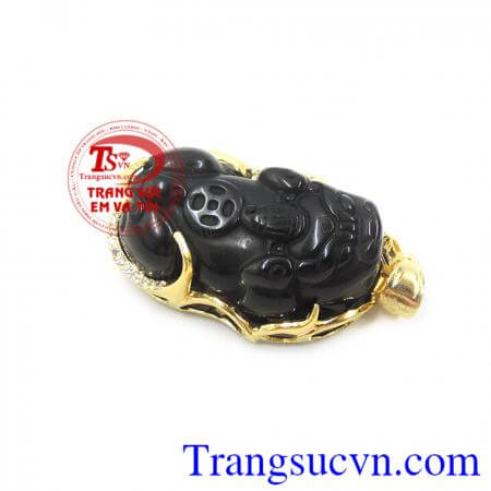 Mặt dây tỳ hưu đá obsidian bọc vàng phù hợp với người mệnh Thủy và mệnh Mộc.