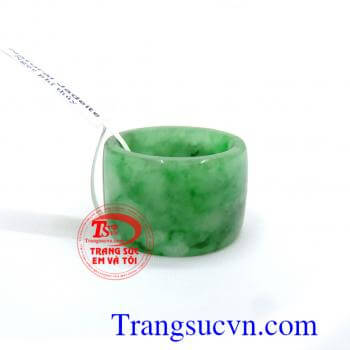 Nhẫn ngọc phỉ thúy vuông có kiểm định đá quý kèm theo,sản phẩm đảm bảo chất lượng, nhẫn ngọc đeo ngón cái,nhẫn phỉ thúy may mắn.Khách hàng ưa chuộng