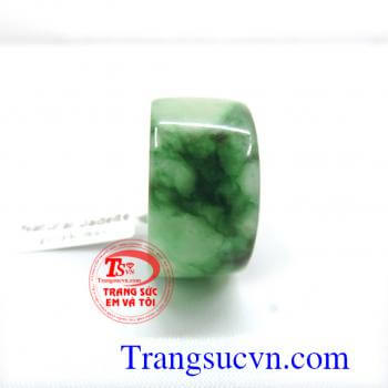 Nhẫn ngọc phỉ thúy ngón nhẫn