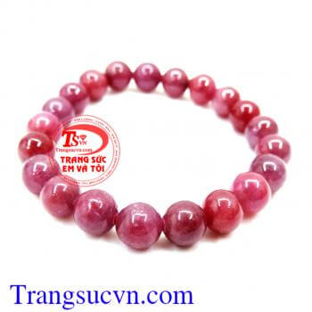 Vòng Tay Ruby Thiên Nhiên Sự kết tinh của đất trời, mang lại cho người đeo sức khỏe sự may mắn, nhất là những người có cung phù hợp với các loại màu sắc ruby.