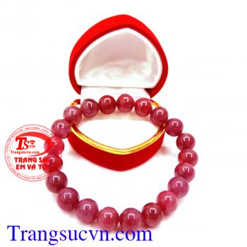 Vòng Tay Ruby Thiên Nhiên Sự kết tinh của đất trời, mang lại cho người đeo sức khỏe sự may mắn, nhất là những người có cung phù hợp với các loại màu sắc ruby.