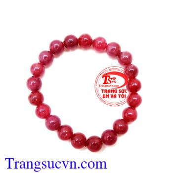 Vòng Tay Ruby Thiên Nhiên Sự kết tinh của đất trời, mang lại cho người đeo sức khỏe sự may mắn, nhất là những người có cung phù hợp với các loại màu sắc ruby.