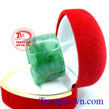 Nhẫn ngọc phỉ thúy đẹp là món trang sức quý với ý nghĩa đẳng cấp,dành cho người thân yêu ngọc phỉ thúy,nhẫn dành cho phái mạnh
