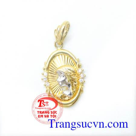 Nữ thần tình yêu đeo hợp thời trang.