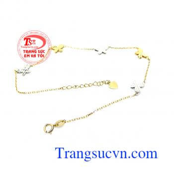 Lắc Chân Vàng Hình Bướm 14k là món quà thể hiện tình cảm sâu nặng của người con trai, luôn mong muốn mình trở thành người bảo vệ chở che và mang đến hạnh phúc cho bạn gái của mình.