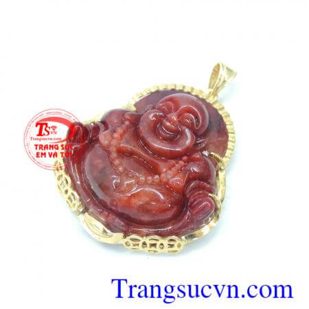 Mặt dây chuyền nam ngọc đỏ bọc vàng kết hợp với dây chuyền vàng đem lại vẻ sang trọng cho người đeo.