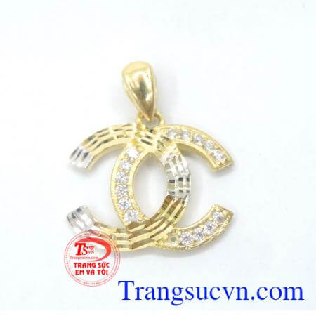 Sản phẩm mặt dây chuyền nữ phù hợp mọi lứa tuổi, hợp thời trang và sang trọng quý phái dễ kết hợp với trang phục. Mặt dây nữ thương hiêu nổi tiếng