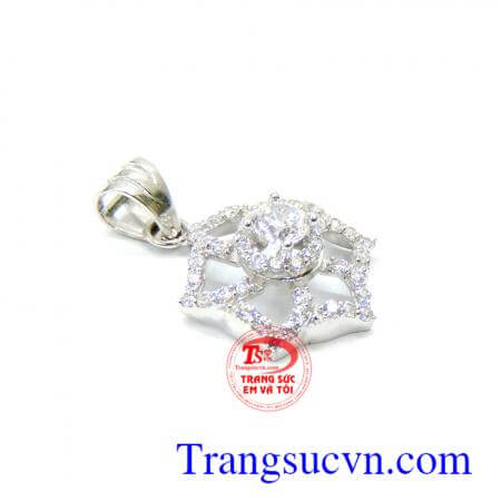 Sản phẩm mặt dây chuyền nữ phù hợp mọi lứa tuổi. Mặt dây vàng trắng kim cương