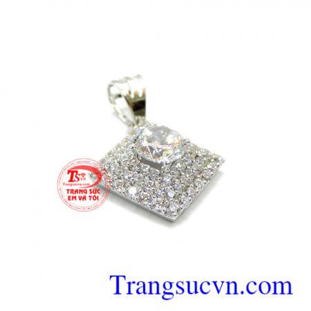 Trang sức mặt dây chuyền vàng được thiết kế và chế tác trên máy 3D đảm bảo tinh xảo khách hàng ưa chuộng nhiều năm. Mặt dây vàng trắng + kim cương