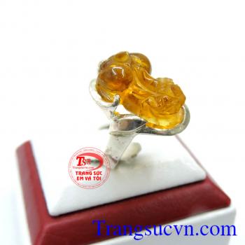 Sản phẩm được bảo hành 6 tháng, giao hàng nhanh chóng. Công ty trang sức Em và Tôi chuyên chế tác và nhận làm theo yêu cầu.