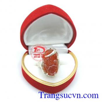 Nhẫn nữ tỳ hưu mã não