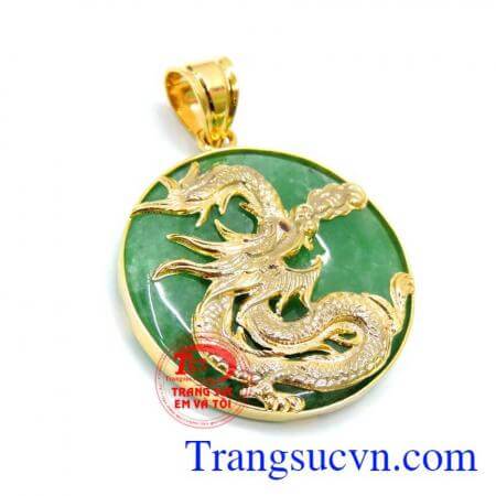 mặt jadeite bọc rồng mang biểu tượng nguyên khí của đất trời, đem lại may mắn, biểu tượng của Hoàng đế, của người quân tử. Mặt ngọc rồng linh khí đất trời