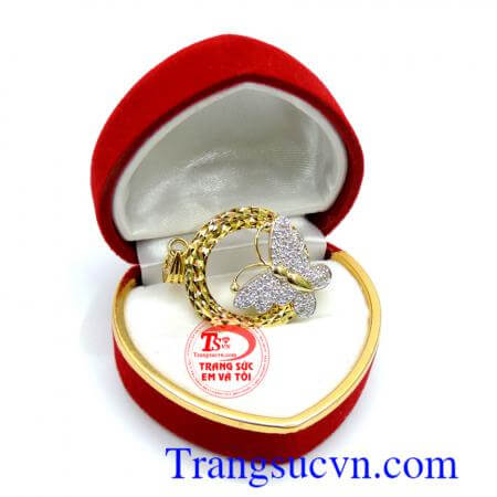 Mặt dây chuyền sáng bóng. Mặt dây chuyền vàng quý phái