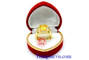Nhẫn nam vàng tây đá vàng chất lượng vàng đảm bảo uy tín,mặt đá màu vàng,nhẫn vàng tây hột màu vàng chanh,nhẫn nam vàng tây đẹp hợp phong thủy và trang phục,đeo sang trọng và nổi bật giữi đám đông