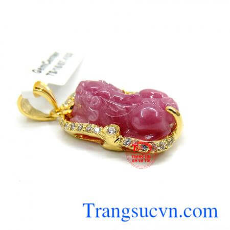 Mặt tỳ hưu ruby đỏ tím bọc vàng 14k sang trọng. Tỳ hưu Ruby mặt dây chuyền vàng