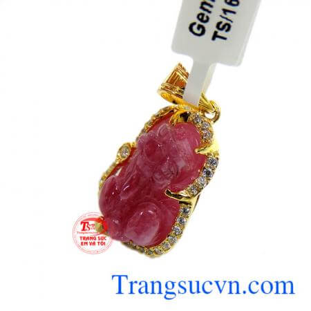 Đá ruby thiên nhiên thể hiện vẻ đẹp trường tồn với thời gian. Tỳ hưu Ruby mặt dây chuyền vàng