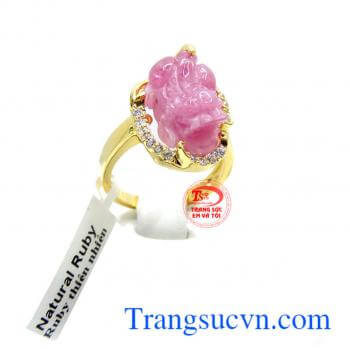 Ruby đỏ tím thiên nhiên càng làm tăng lên sự nữ tính cũng như sang trọng cho nữ giới. Nhẫn nữ Ruby kỳ diệu
