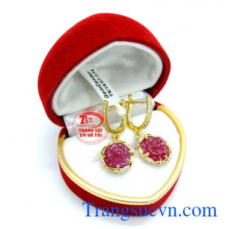 Bông tai ruby hoa hồng, bông hồng nở rộ với những nét khắc tinh tế thể hiện cho vẻ đẹp của người con gái luôn rực rỡ sống động và căng tràn sức sống