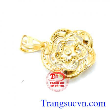 Thiết kế kiểu dáng Korea sang trọng quý phái. Mặt dây nữ hoa đính đá kim cương