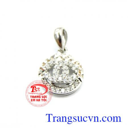 Hợp thời trang và sang trọng quý phái dễ kết hợp với trang phục. Mặt dây vàng trắng chanel TSVN