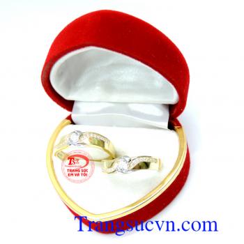 Cặp nhẫn cưới tượng trưng cho kết quả của tình yêu bền đẹp, mang đến hạnh phúc vĩnh viễn cho các cặp đôi