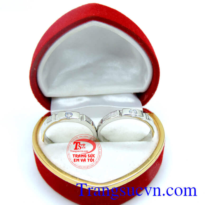 Nhẫn cưới tượng trưng cho tình yêu thủy chung và hạnh phúc vĩnh cửu cho người đeo