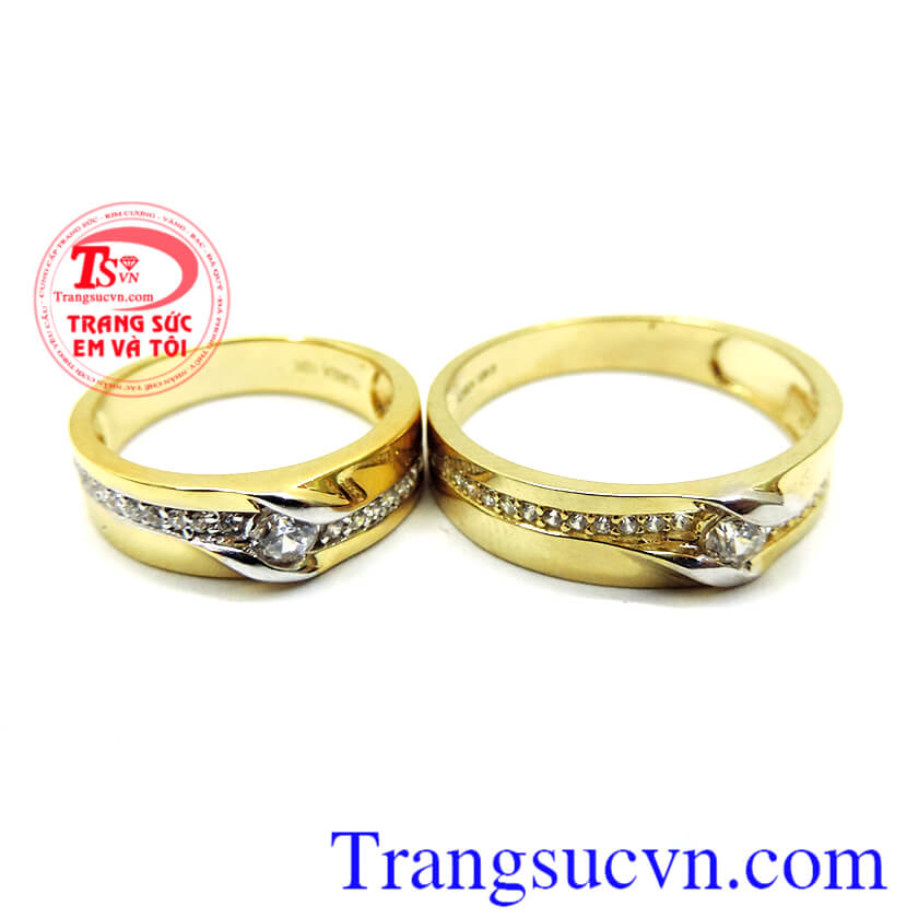 Khi chiếc nhẫn cưới được lồng vào tay, nó là biểu tượng sự ràng buộc của giữa hai con người, vững bền, lâu dài vĩnh viễn
