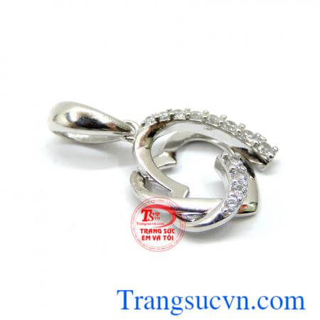 Sản phẩm mặt dây chuyền nữ vàng tây 18k phù hợp mọi lứa tuổi. Mặt dây nữ vàng trắng trái tim 18k