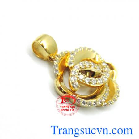 Thiết kế kiểu dáng Korea sang trọng quý phái. Mặt dây chuyền hình bông hoa 18k