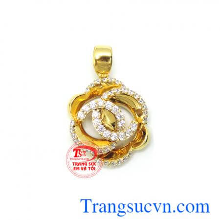 Mặt dây chuyền vàng nữ yêu thương vững bền gắn kim cương nhân tạo sáng bóng. Mặt dây chuyền hình bông hoa 18k