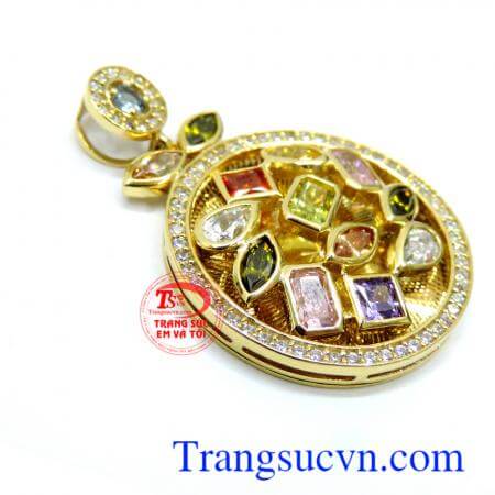 Thiết kế kiểu dáng Korea sang trọng quý phái. Mặt dây chuyền gắn đá sang trọng vàng 18k
