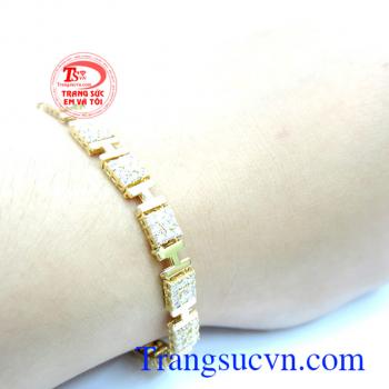 Lắc tay vàng đảm bảo chất lượng vàng. Lắc tay chứ H gắn đá quý sáng bóng