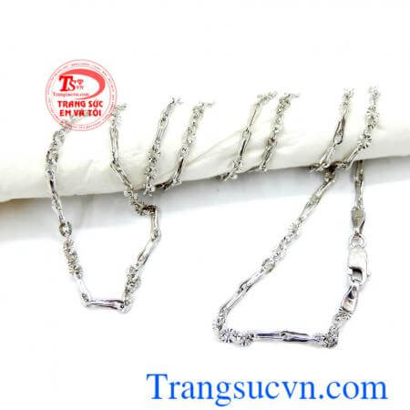 Sản phẩm dây chuyền vàng trắng 18k Italy tượng trưng cho vẻ đẹp thanh thoát, tinh tế