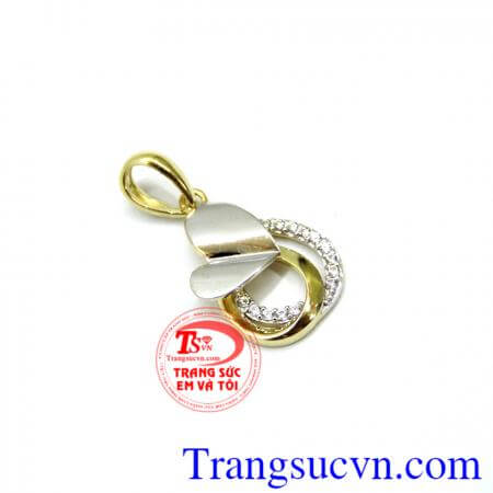 Mặt dây chuyền nữ vàng quý phái dễ kết hợp cùng nhiều kiểu dây chuyền vàng. Mặt dây nữ vàng tây mặt trái tim