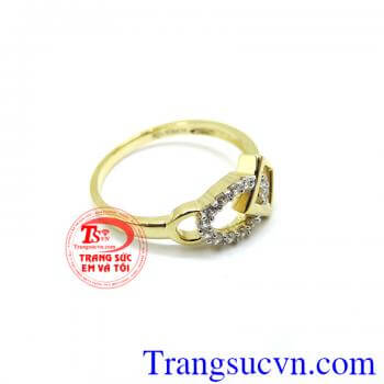 Nhẫn nữ vàng tây chế tác tinh tế mang đến những đường nét sáng bóng bền đẹp.