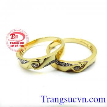 Cặp nhẫn cưới tượng trưng cho kết quả của tình yêu bền đẹp, mang đến hạnh phúc vĩnh viễn cho các cặp đôi